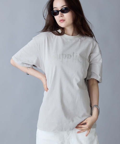 

Футболка с коротким рукавом, винтажная, с эффектом потертости, украшенная стразами и логотипом SUPPLIER, серый