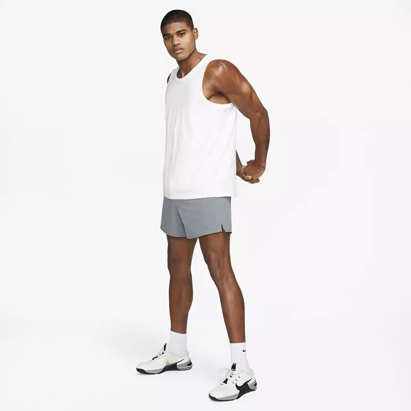 Мужская универсальная майка для фитнеса Nike Dri-FIT Primary, белый — фото 2
