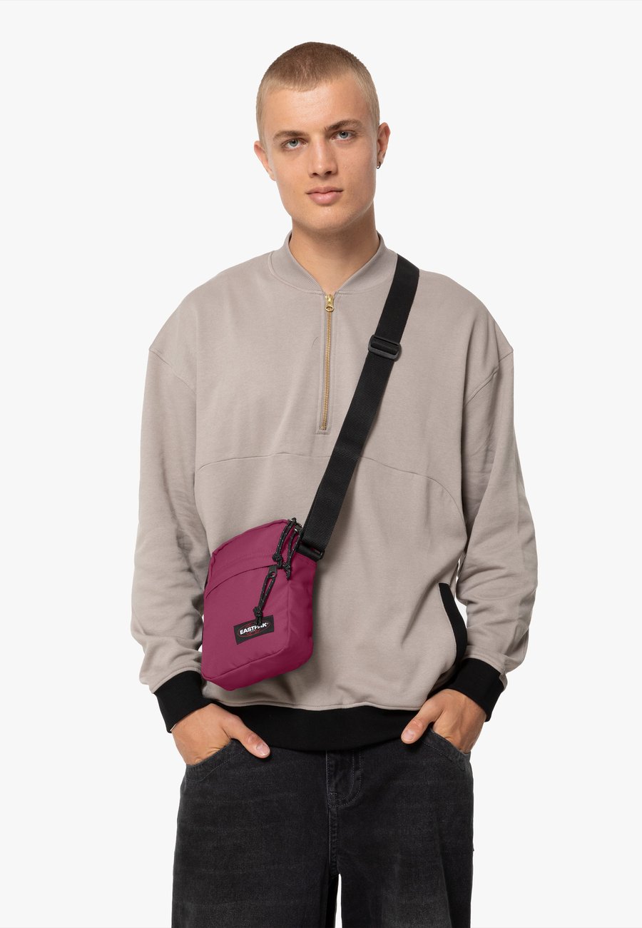 

Сумка кросс-боди Eastpak THE ONE CORE SCHULTER CRAFTY WINE, Wine Burgundy/Purple