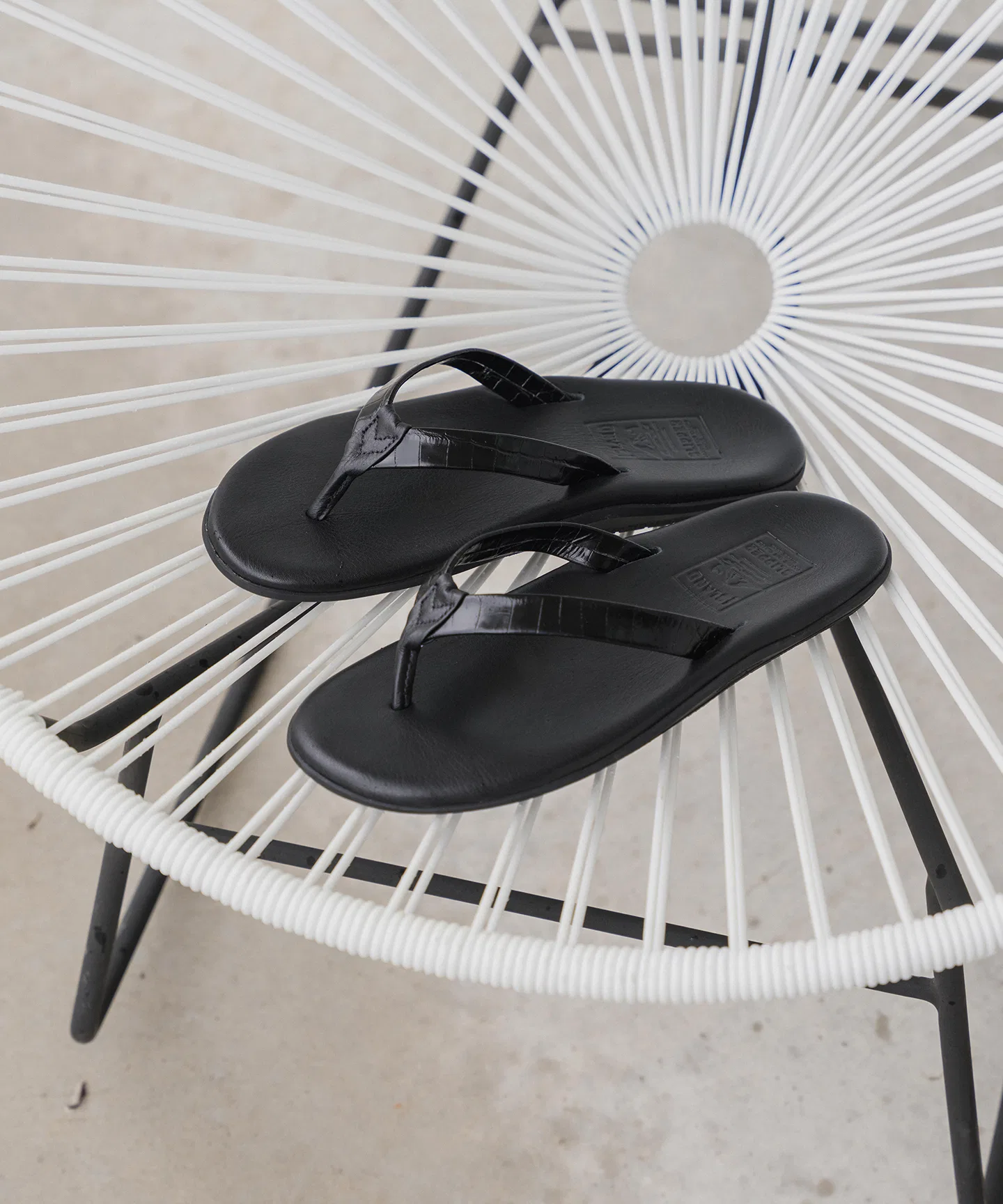 Унисекс сандалии с узким ремешком из кожи ISLAND SLIPPER с тиснением под крокодила чёрные — фото 2