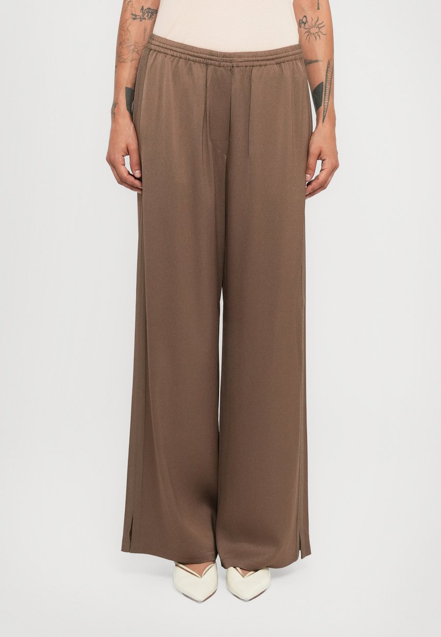 

Брюки Filippa K NOVA TROUSERS, Oak Brown/Brown