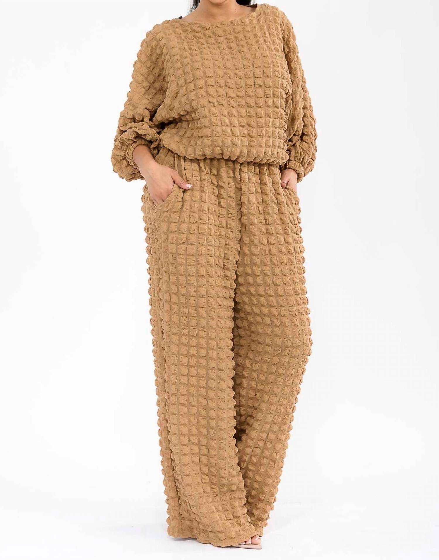 

Комплект из топа с длинными рукавами и широких брюк бежевого цвета Karen T Design, бежевый