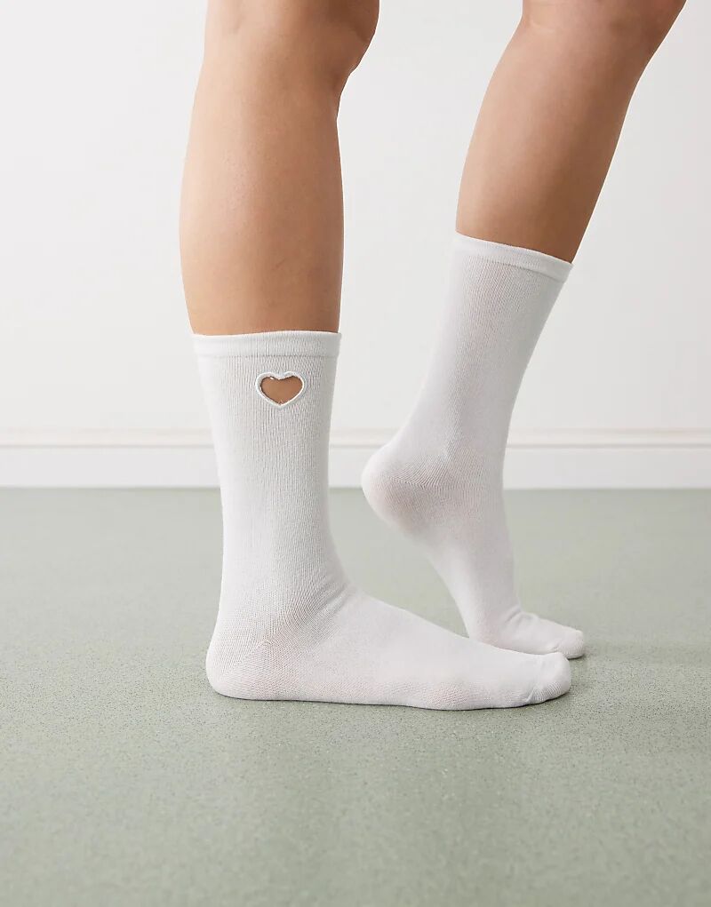 

Носки Monki с вырезанным сердцем белого цвета