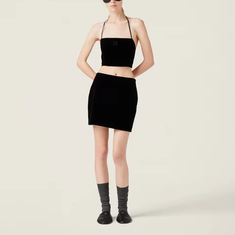 MIU MIU Растягивающаяся бархатная мини-юбка 'Black' — фото 4