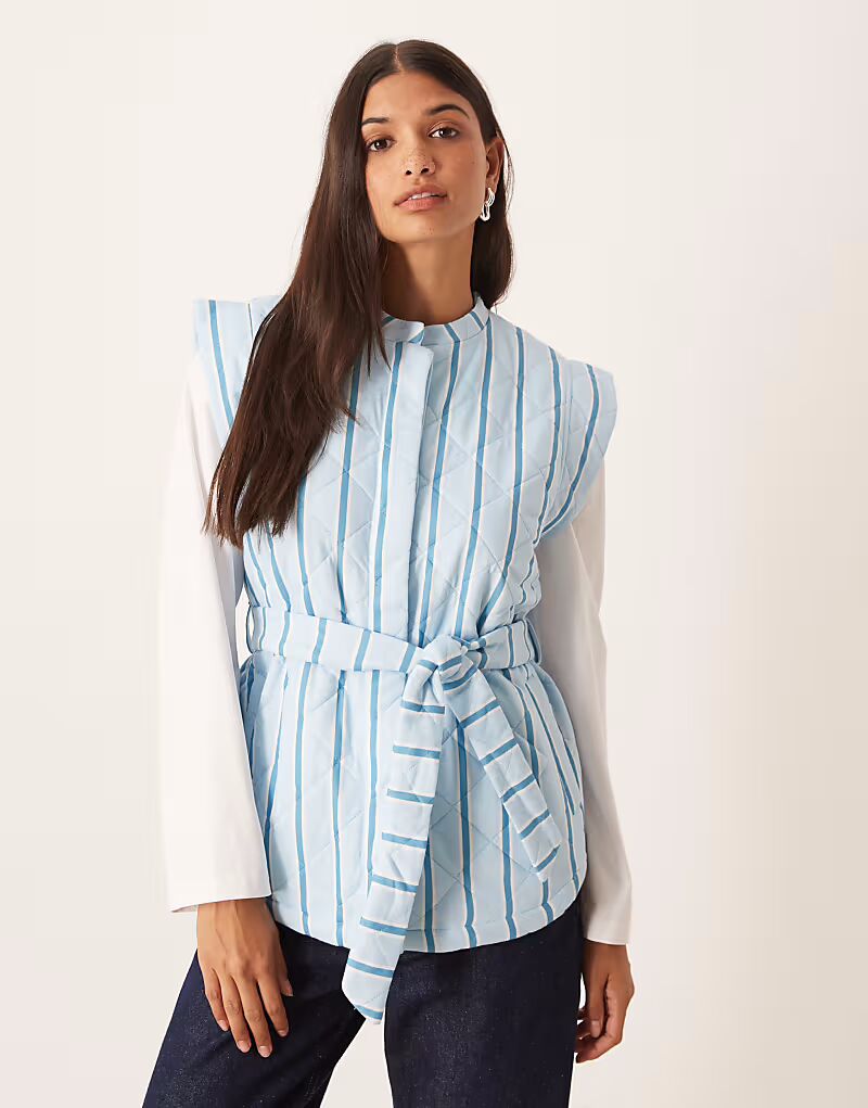 

Жилет с полосатым стеганым узором и завязкой на талии синего цвета Asos Design