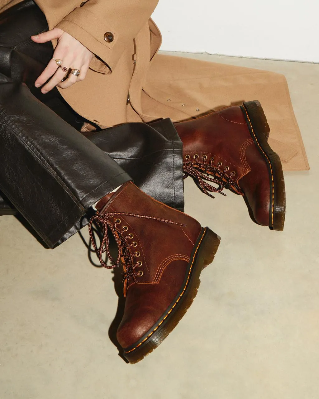 Ботинки кожаные Dr. Martens 1460 на шнуровке, темно-бежевый — фото 2