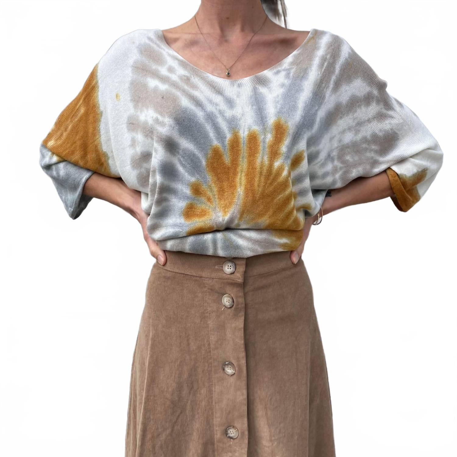 

Свитер с круглым вырезом и принтом «Тай-дай» в серо-коричневом/горчичном цвете Gigi Moda, серо-коричневый/горчичный