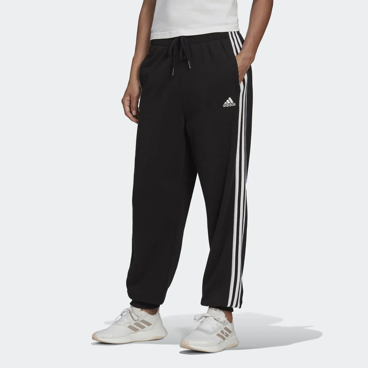 

Спортивные брюки Adidas Sportswear "ESSENTIALS STUDIO LOUNGE 3-STRIPES PANTS" (1 шт.), белый