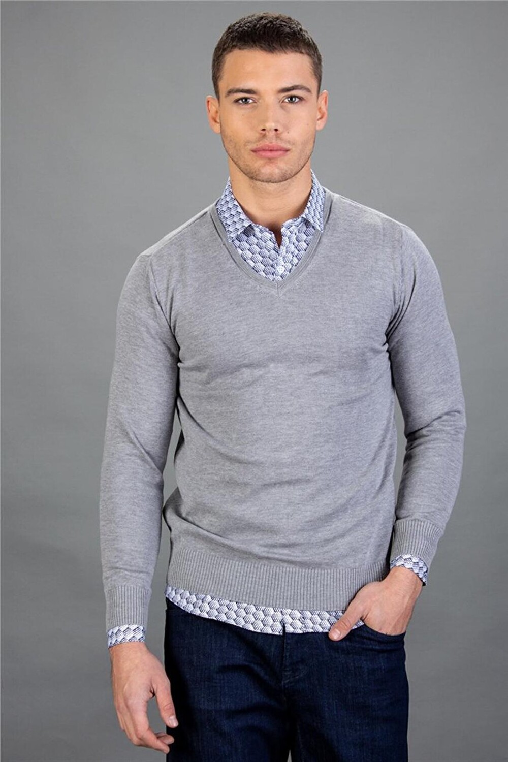 

Мужской хлопковый серый свитер Slim Fit с v-образным вырезом TUDORS, серый