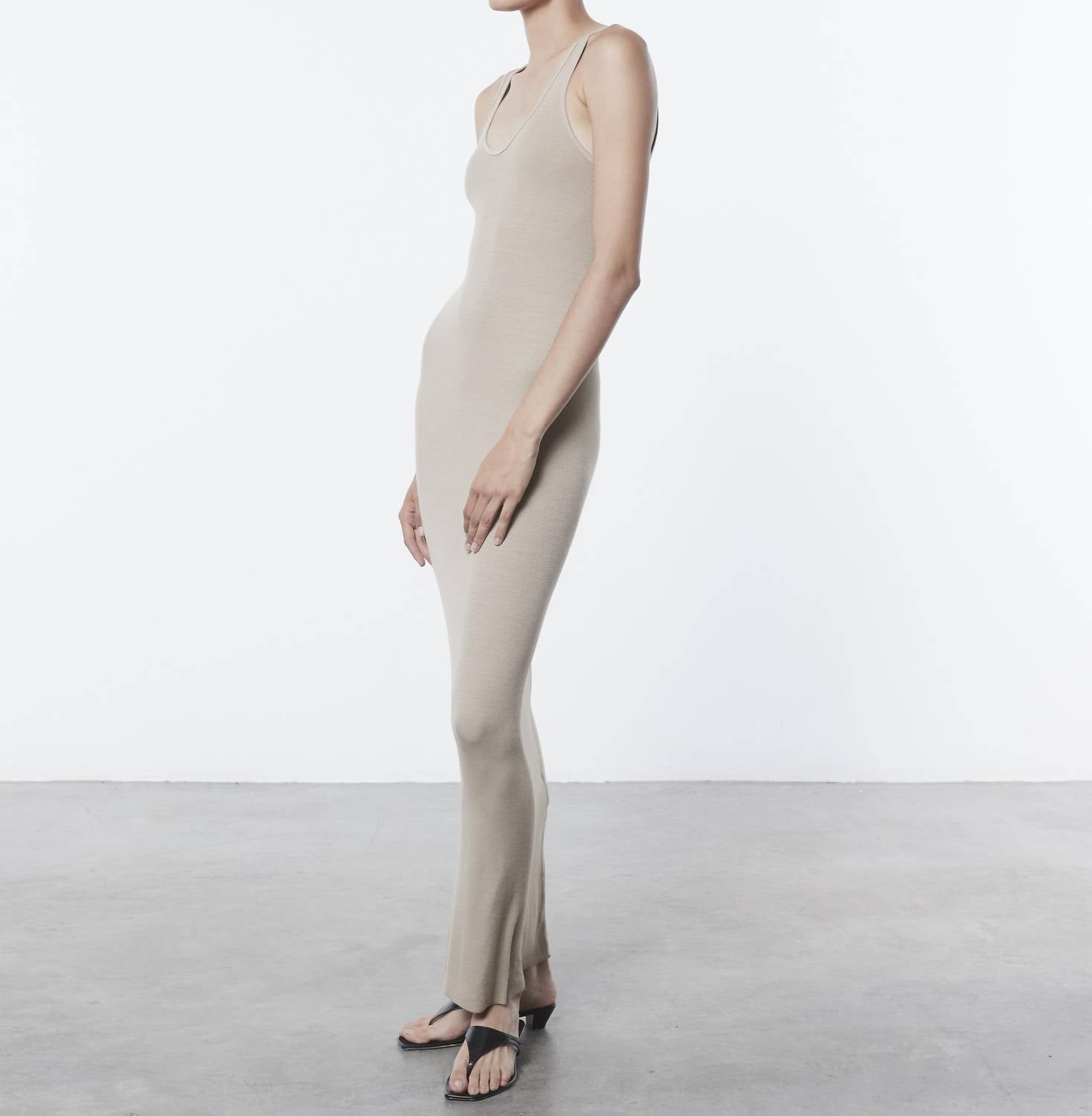 

Платье-макси из эластичного шелкового трикотажа Enza Costa, цвет tan