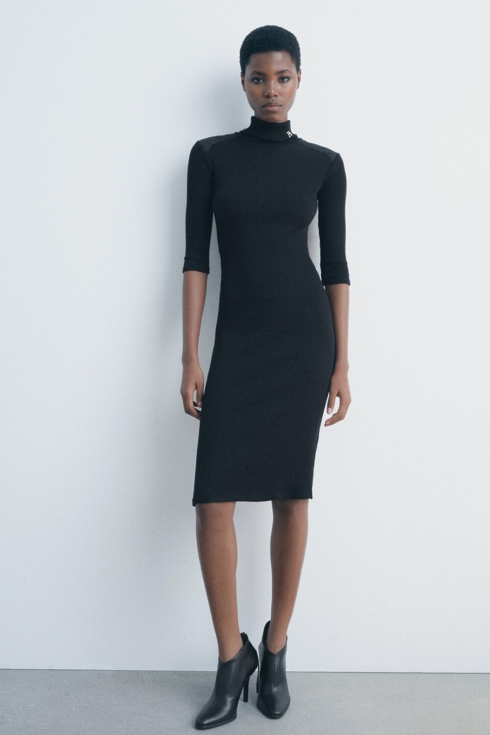 

Платье миди в ребриске ZARA, черный