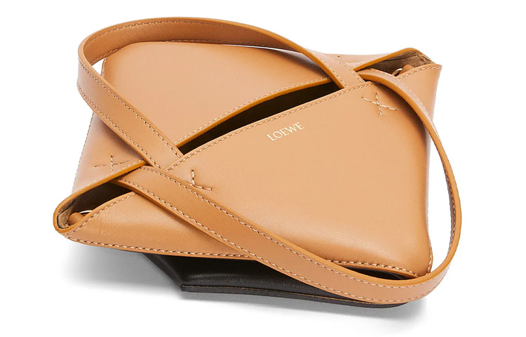 LOEWE Блестящая кожаная сумка мини женская теплый песочный желтый и черный — фото 4