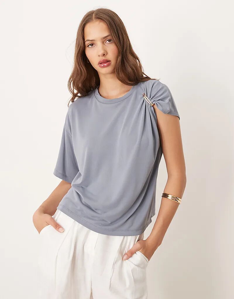 

Футболка ASOS DESIGN из модала с драпировкой и металлическими деталями на плечах, цвет пыльно-голубой