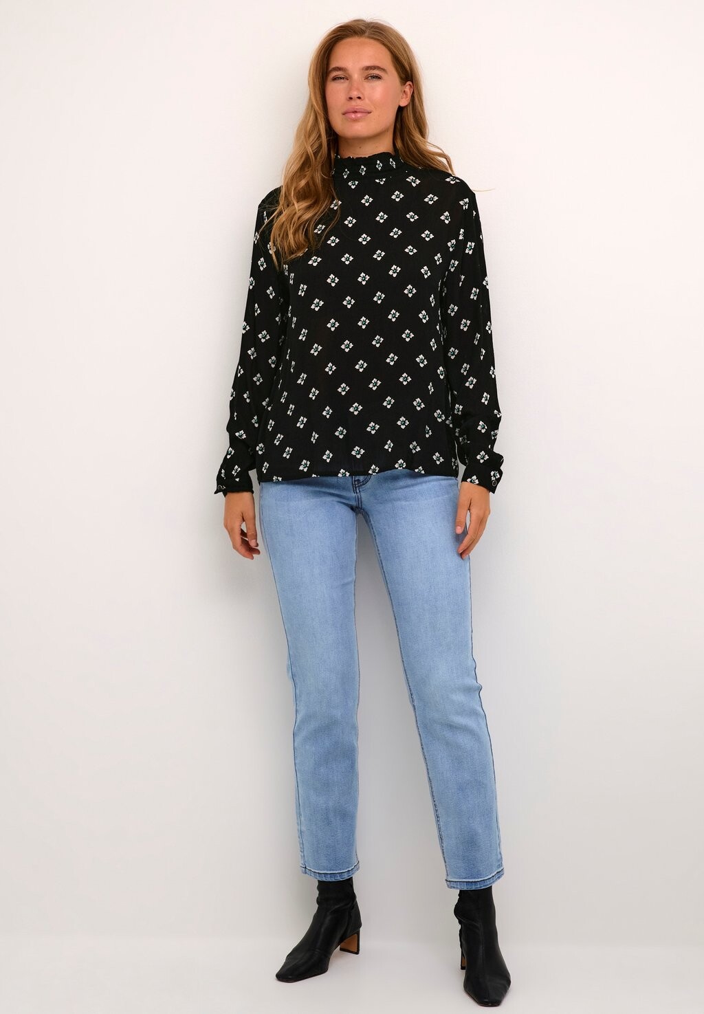 

Блузка Kaamber Smock Kaffe, черная с мелким цветочным принтом