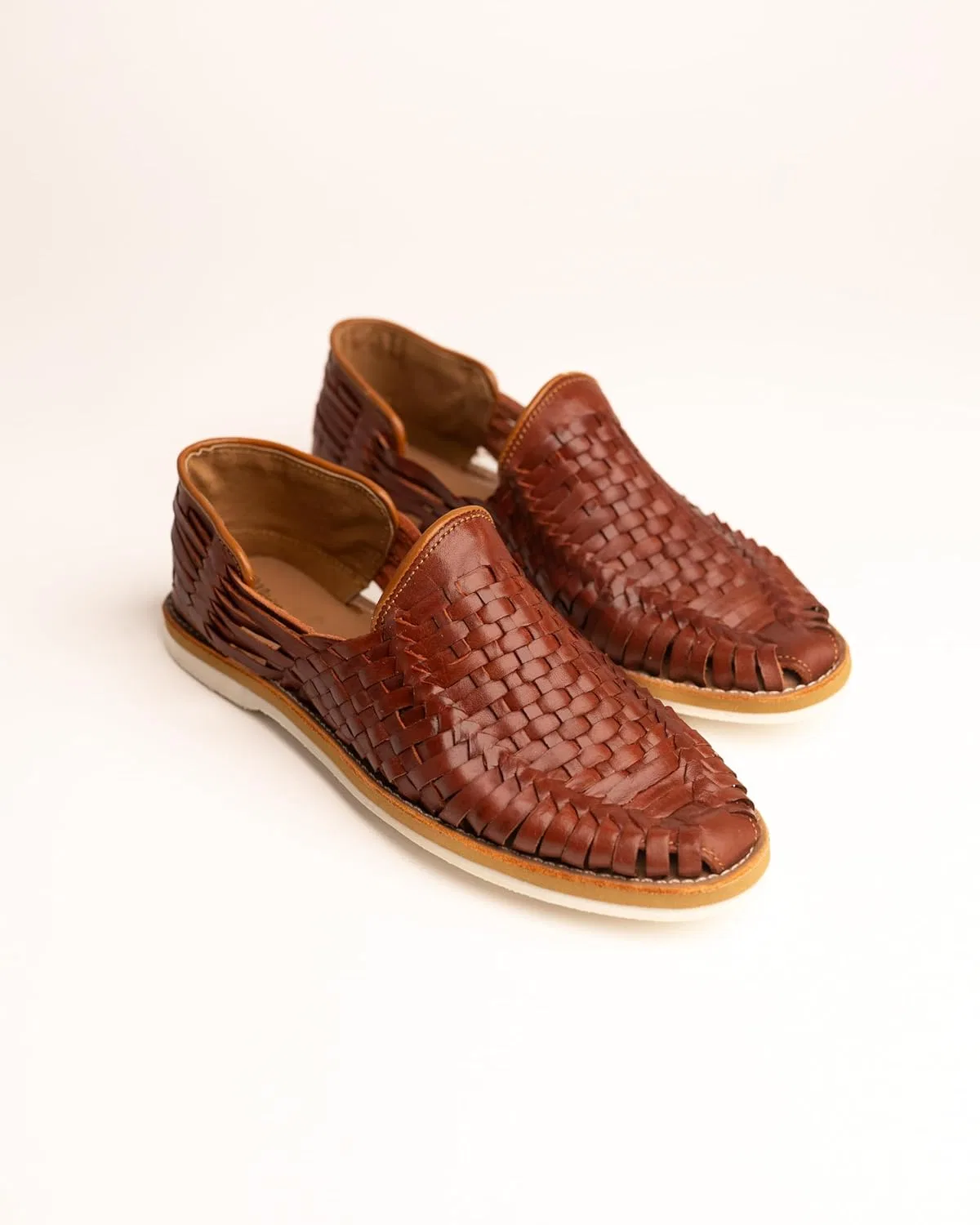 Мужские сандалии-слипоны Mexico en la Piel Huaraches из натуральной плетеной кожи, удобные, дышащие, повседневные, бежевого и шелдронового цвета — фото 4