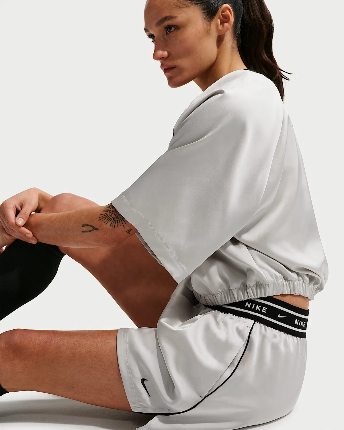 Женские свободные шорты из сатина со средней посадкой Nike Sportswear, Light Bone/Black — фото 4