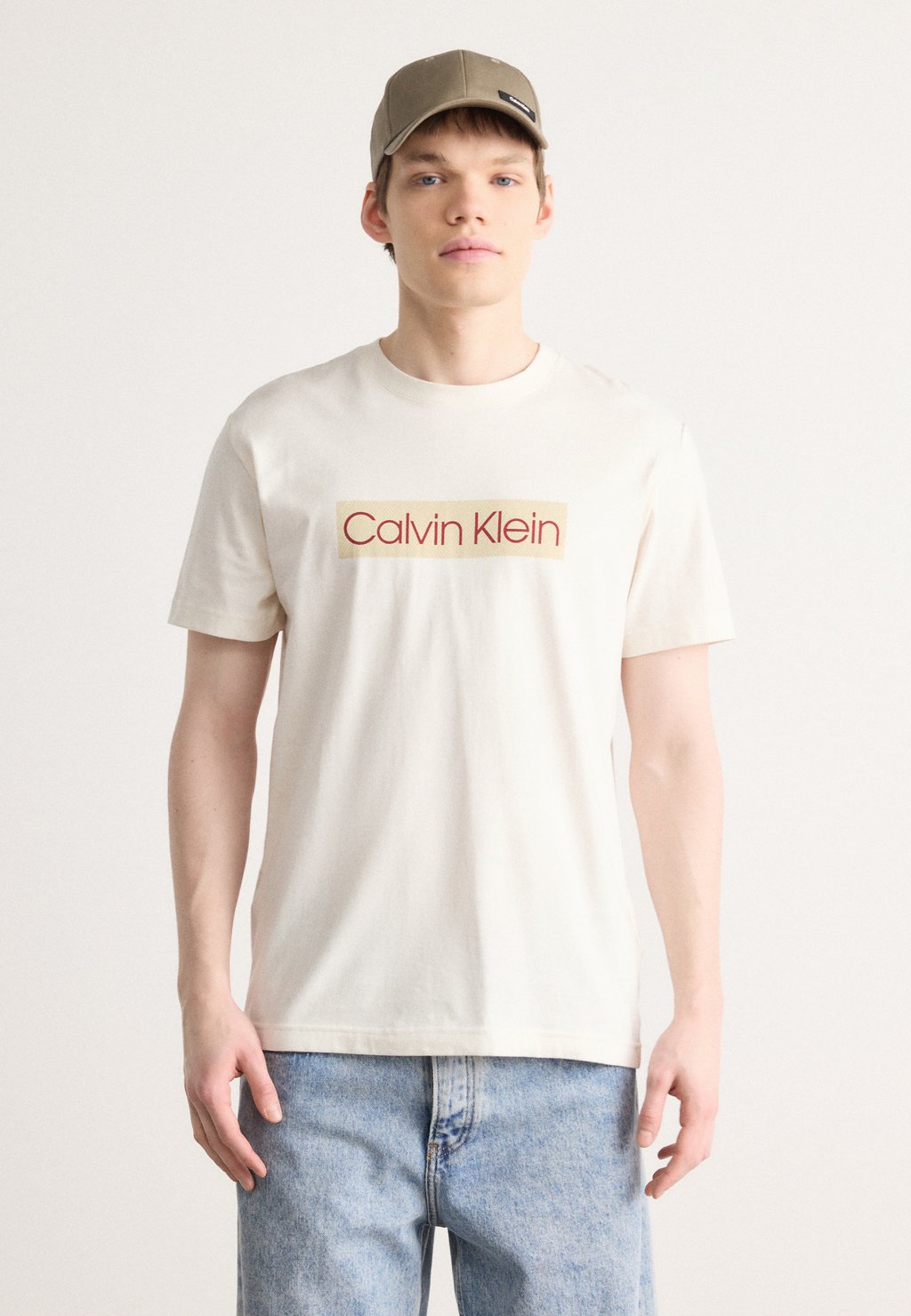 

Футболка с принтом LABEL PRINT TEE Calvin Klein Jeans, слоновая кость