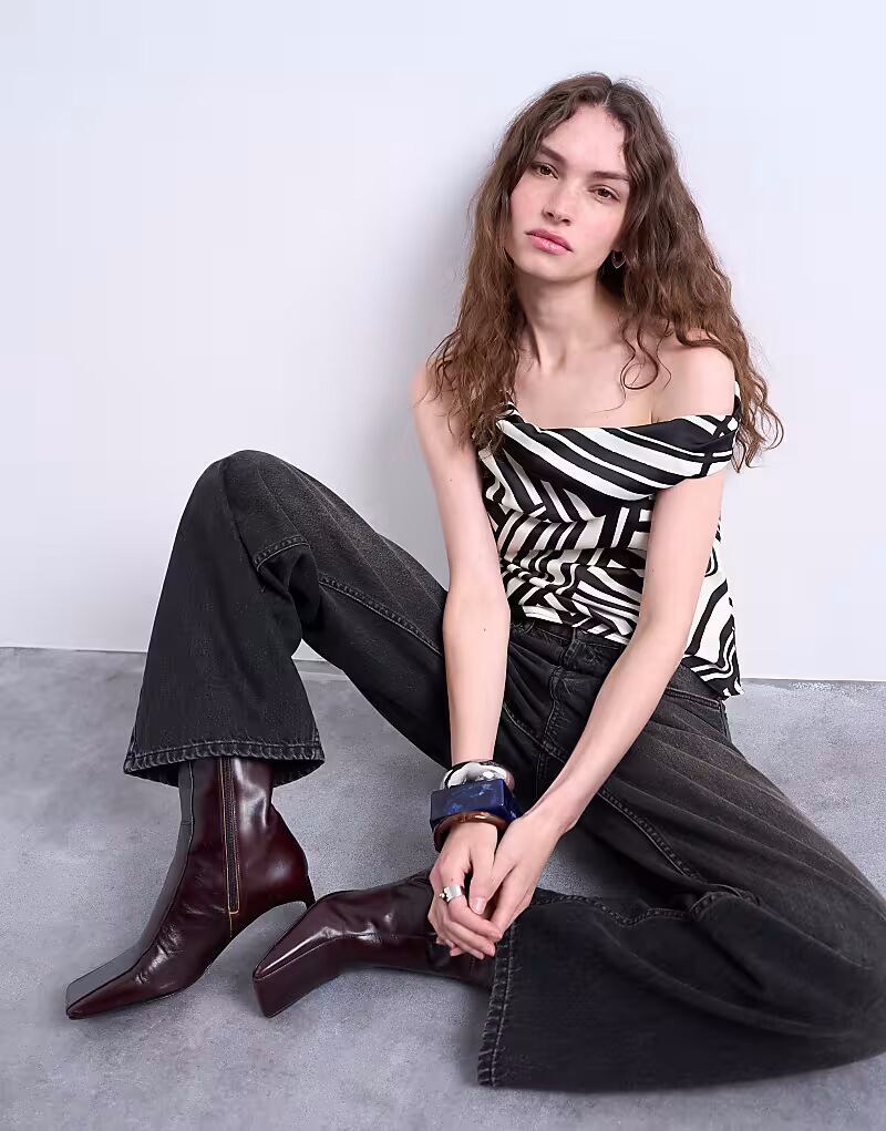 

Топ Coord с перекрученными плечами и вырезом-бардо из атласа в однотонную полоску Topshop