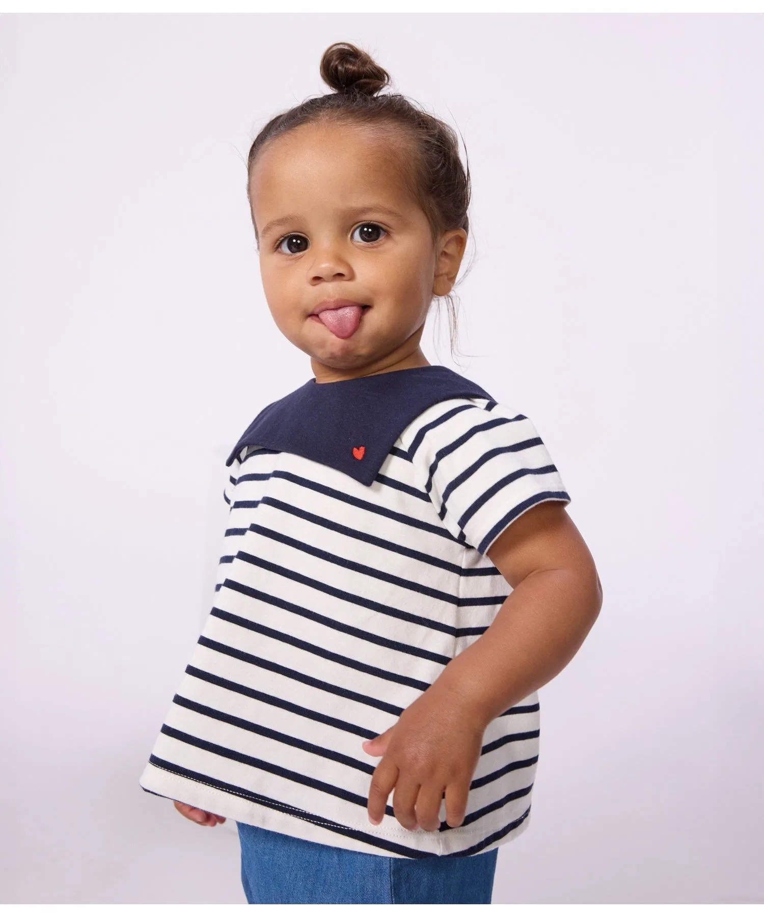 Детская футболка-полосатик Petit Bateau с сердечком бело-тёмно-синяя — фото 2