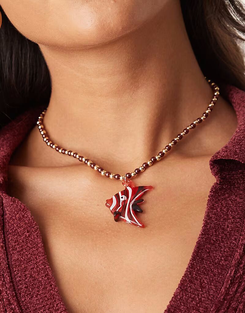 

Ожерелье с искусственными бусинами и подвеской в виде акриловой рыбы красного цвета Asos Design