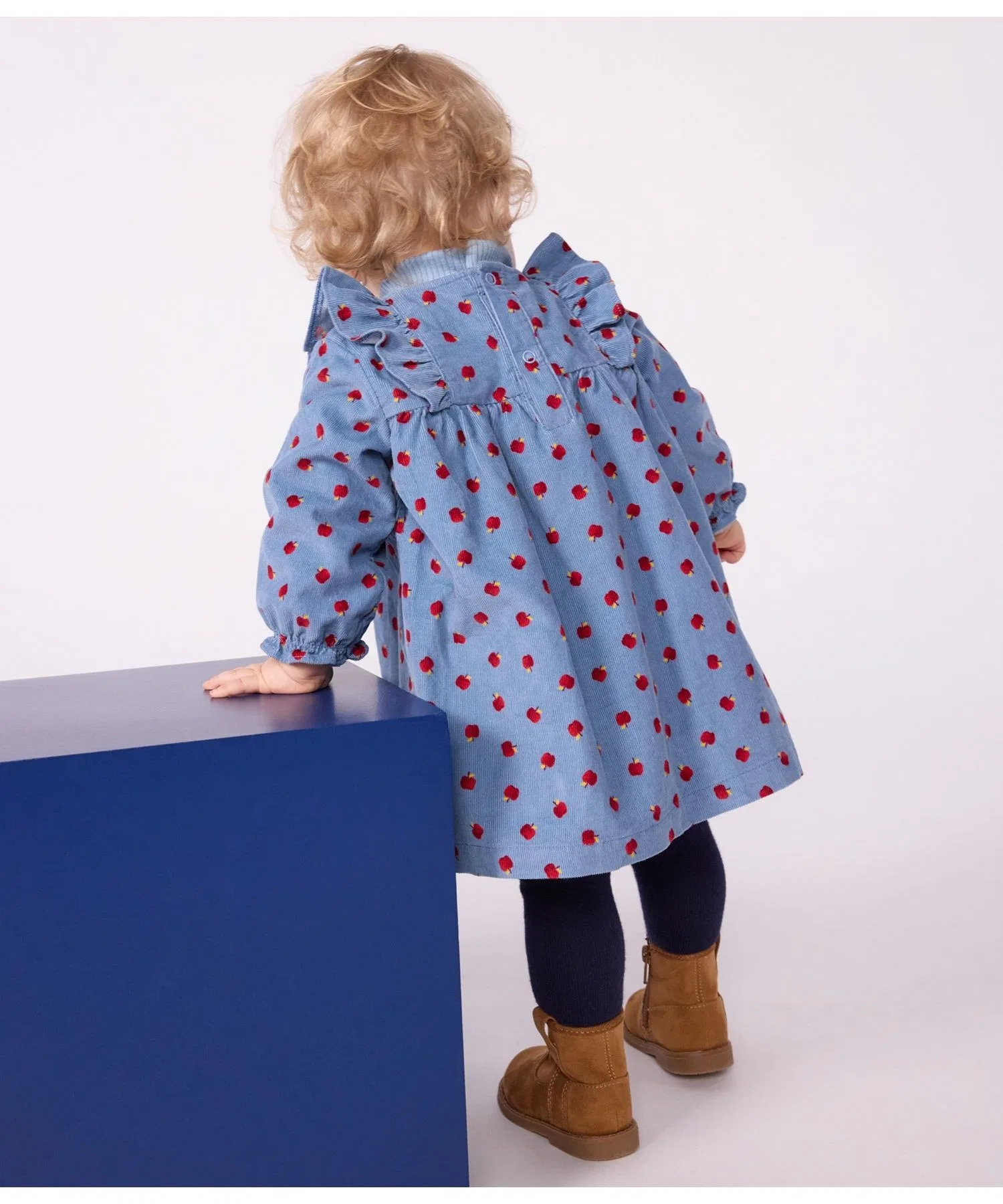 Детское хлопковое платье с яблоками PETIT BATEAU светло-голубое — фото 2