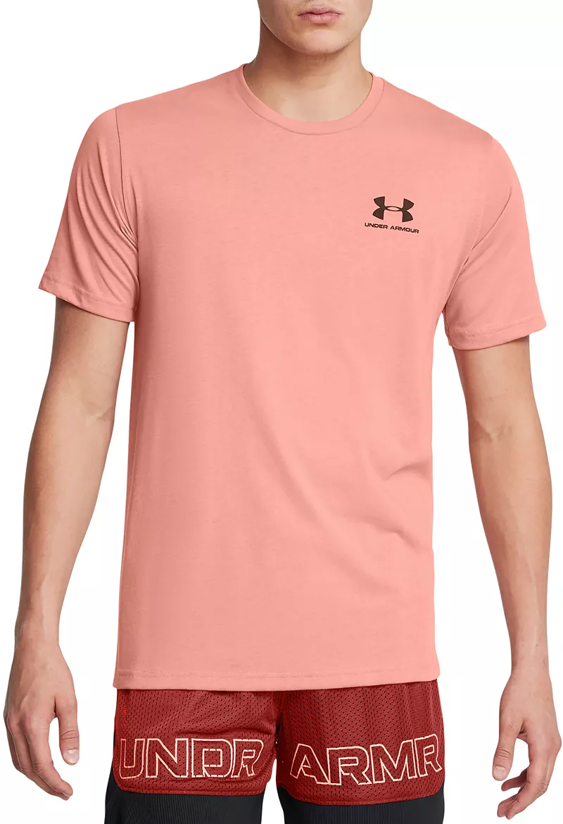 

Мужская футболка в спортивном стиле с рисунком на левой груди Under Armour, цвет Canyon Pink/Black