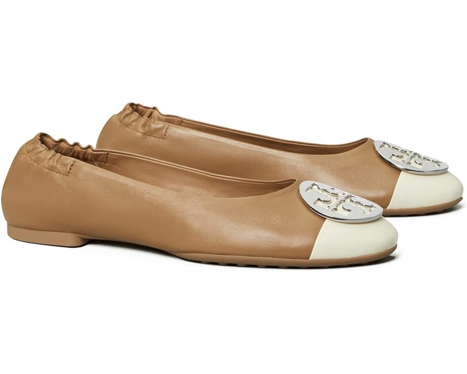 

Туфли на плоской подошве Tory Burch Claire Cap Toe Ballet, цвет Almond Flour/Light Cream/Silver