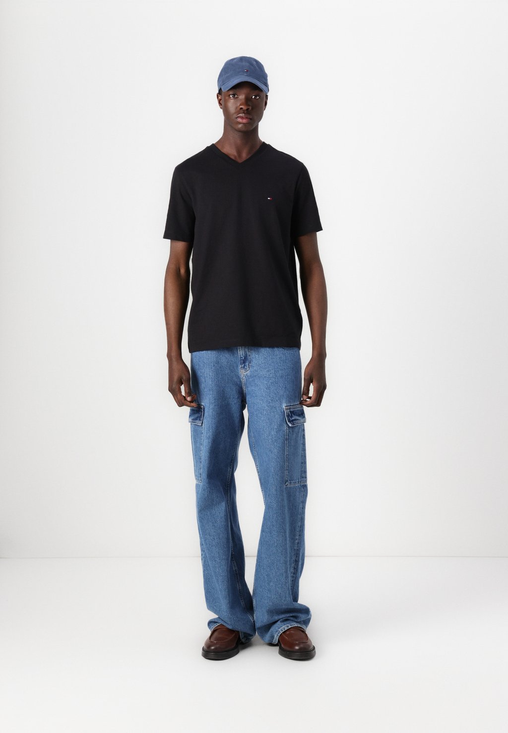 Базовая футболка ESSENTIAL V NECK Tommy Hilfiger, черный — фото 2