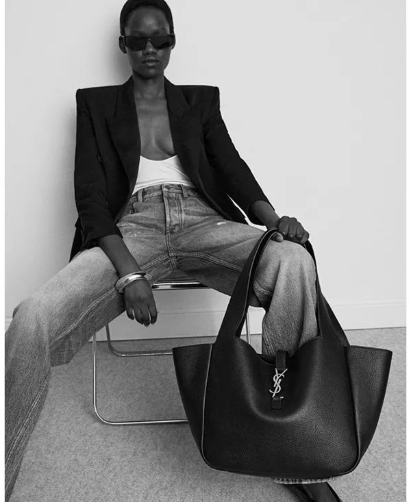 Сумка-Тоут Le 5 a 7 bea через плечо из зернистой кожи Saint Laurent, коричневый — фото 3