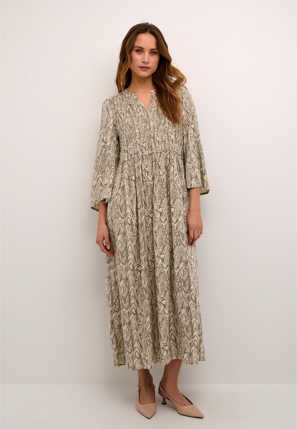 

Платье макси BPOFELIA Kaffe, цвет sand toned organic print
