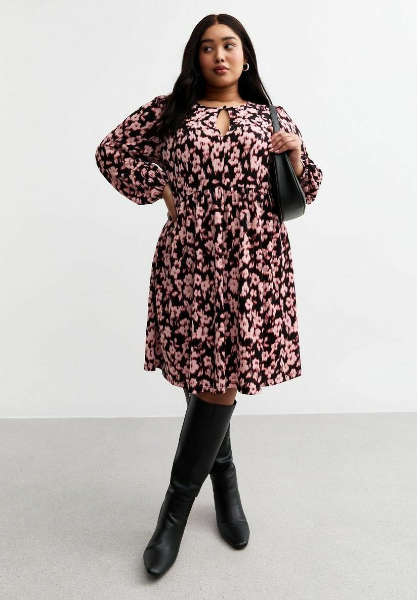 

Повседневное платье CURVES PRINT CRINKLE SMOCK New Look Curves, розовый