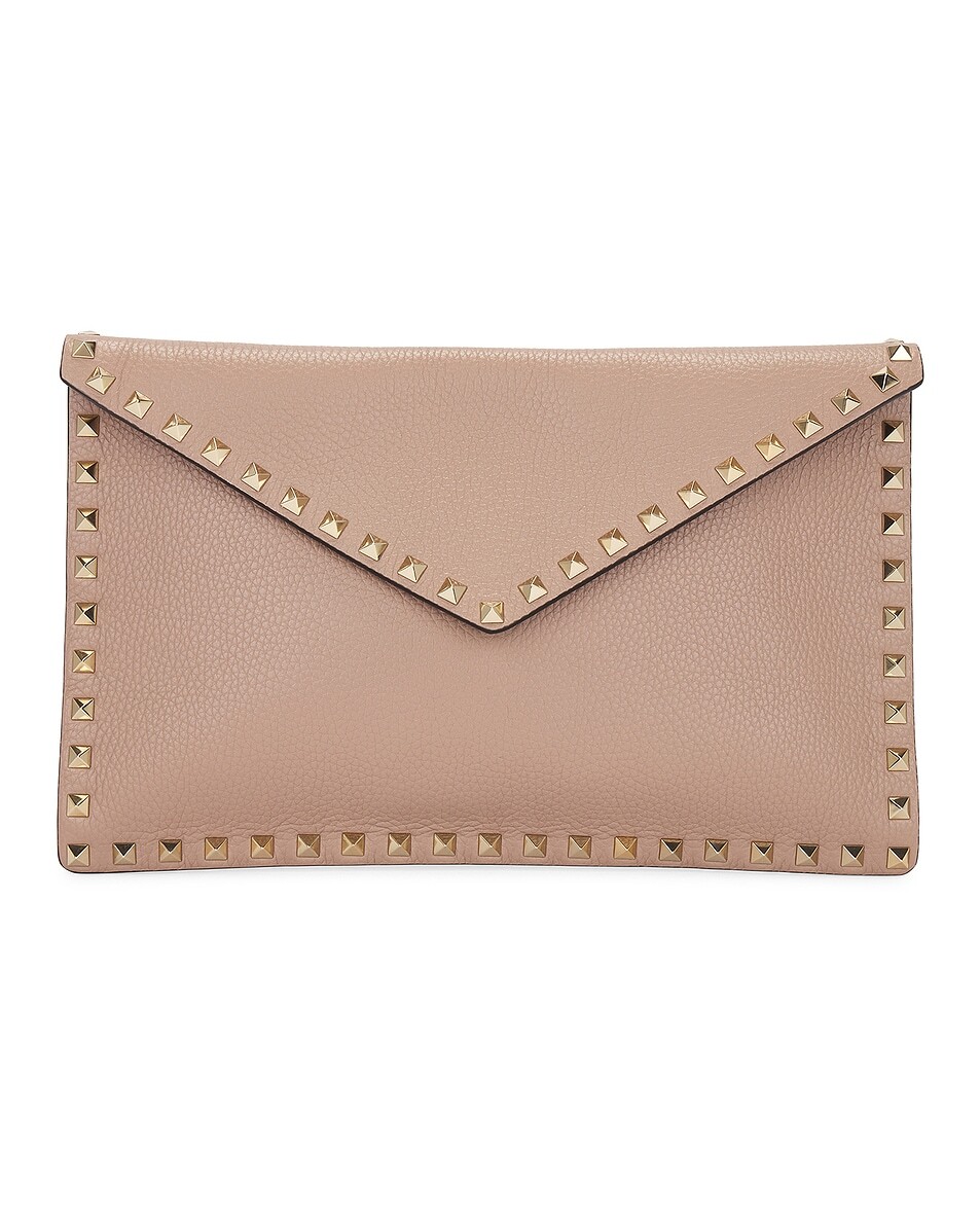 

Большая плоская сумка Rockstud Valentino Garavani, цвет Poudre