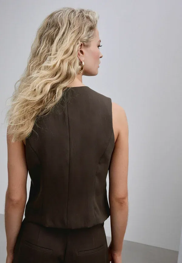 Жилет Tall fit crinkle asymmetric waistcoat Next, шоколадно-коричневый
