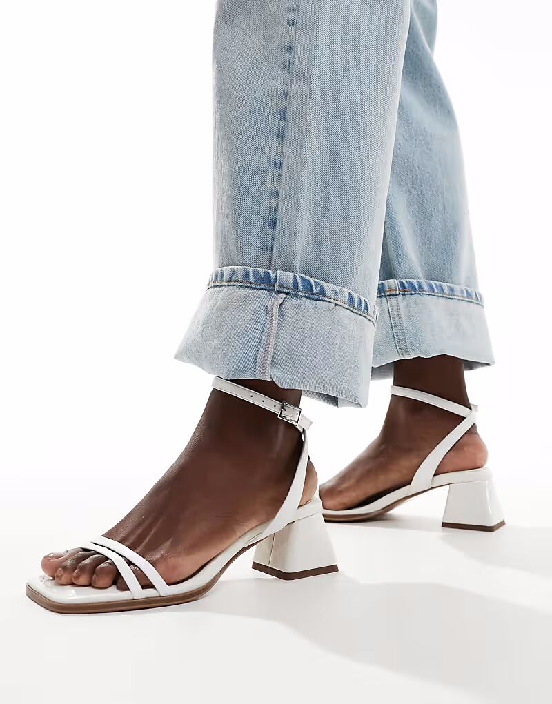 Босоножки на каблуке средней высоты Honeydew ASOS DESIGN Wide Fit белого цвета — фото 4