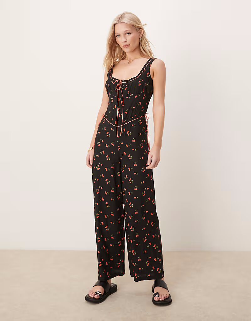 

Широкий комбинезон ASOS DESIGN с кружевной отделкой на пуговицах и принтом вишни черного цвета