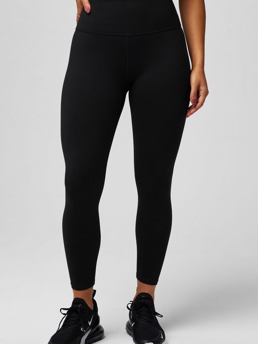 

Леггинсы подчеркивают леггинсы powerhold с высокой талией размером 7/8. Fabletics, черный
