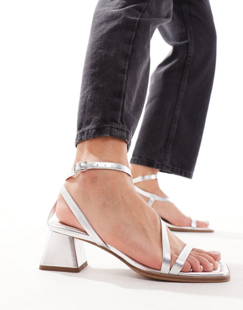 

ASOS DESIGN – Hibiscus – Асимметричные серебристые босоножки на среднем каблуке