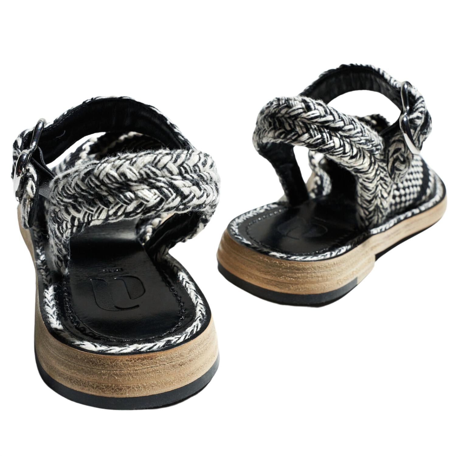 Сандалии Aurora Flat Sandal цвета слоновой кости/черного цвета Amambaih — фото 2
