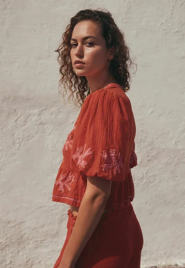 Блуза Next, Regular fit embroidered puff sleeve tie top, красно-розовый — фото 4