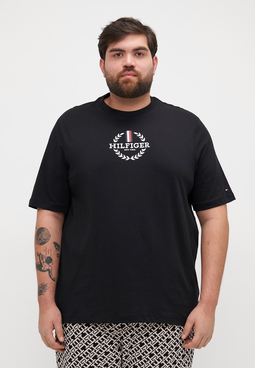 

Футболка с принтом GLOBAL STRIPE WREATH TEE Tommy Hilfiger, черный