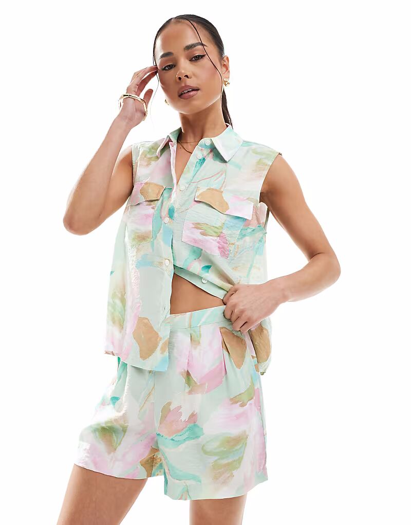 

Короткие шорты Vero Moda со складками спереди, пастельный принт
