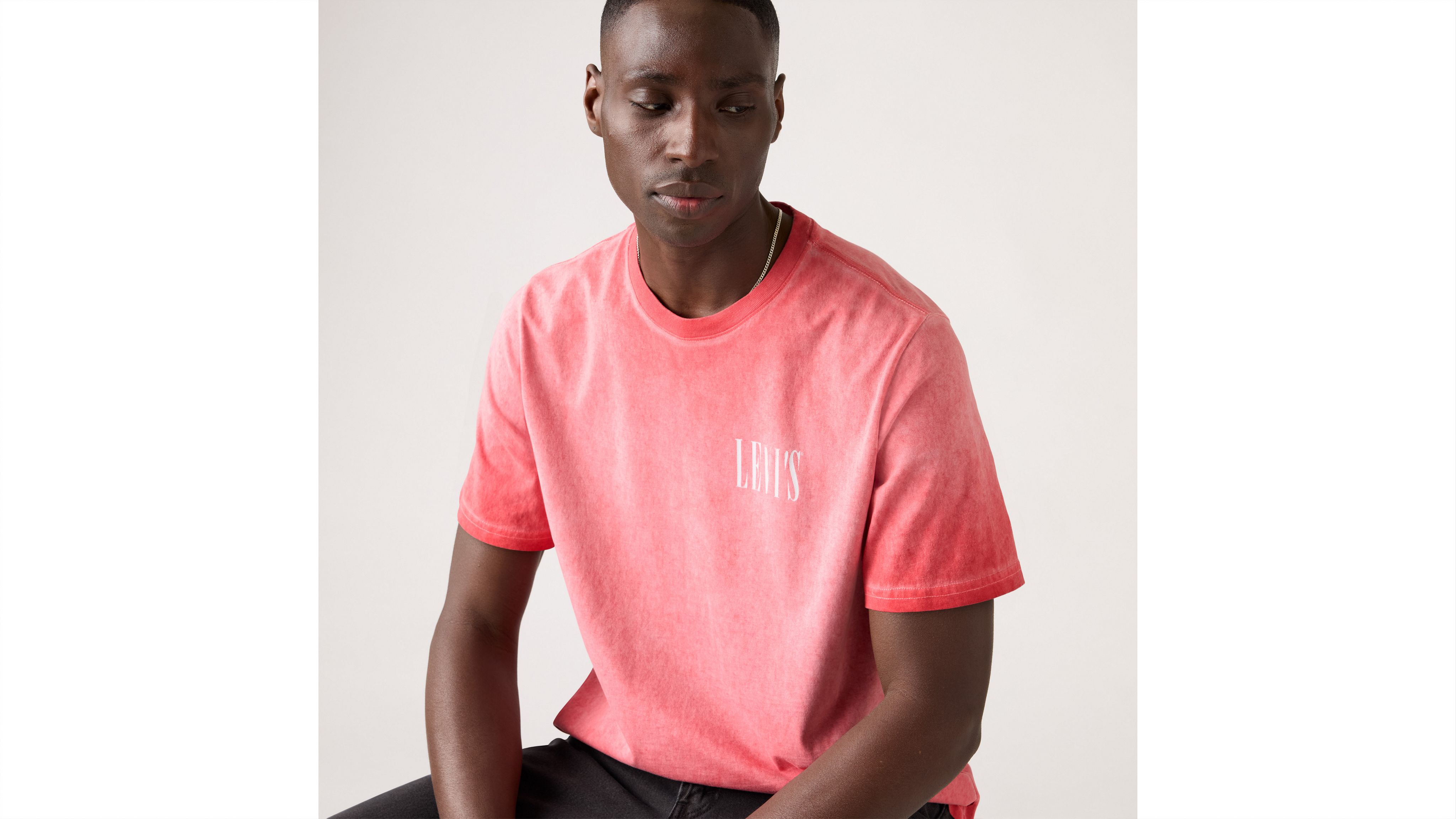 

Футболка свободного кроя с короткими рукавами и эффектом потертости Levi's, Distressed Serif Jalapeno - Red