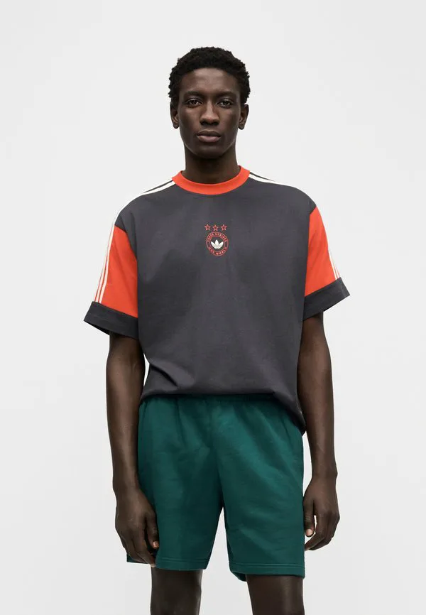 Футболка с принтом в виде панелей Adidas Originals, Utility Black — фото 4
