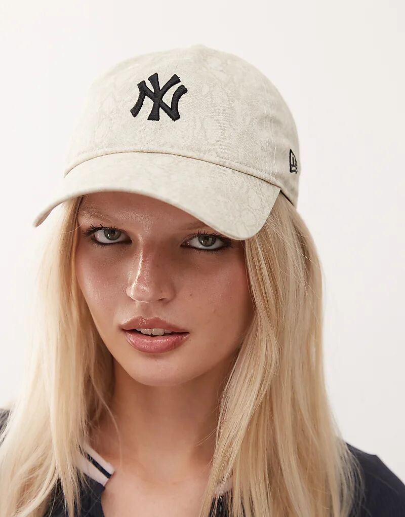 

Женская кепка New Era 9twenty со змеиным принтом серого цвета