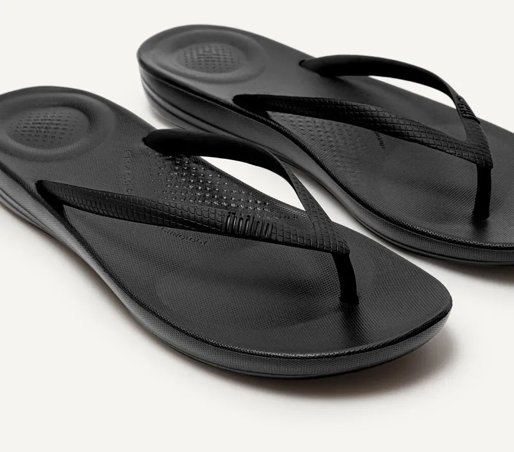 Шлепанцы Fitflop "IQUSHION ERGONOMIC FLIP-FLOPS", каблук-танкетка, летняя обувь, тапочки с мягким носком, черный — фото 4