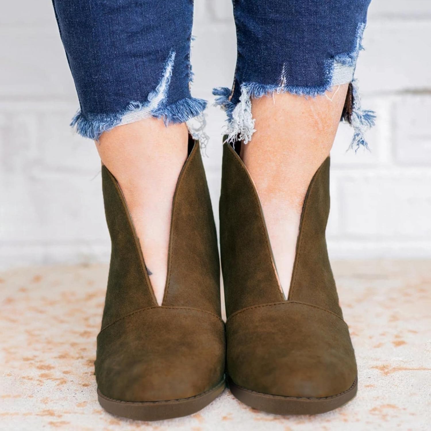 Ботинки Hbeylia Dress Boots для женщин, модные, свободного кроя, с леопардовым принтом, однотонные, кожаные, с глубоким V-образным вырезом, круглым носком, на массивном каблуке, без застежек, короткие зимние и осенние ботинки для свадьбы и Рожде... — фото 4