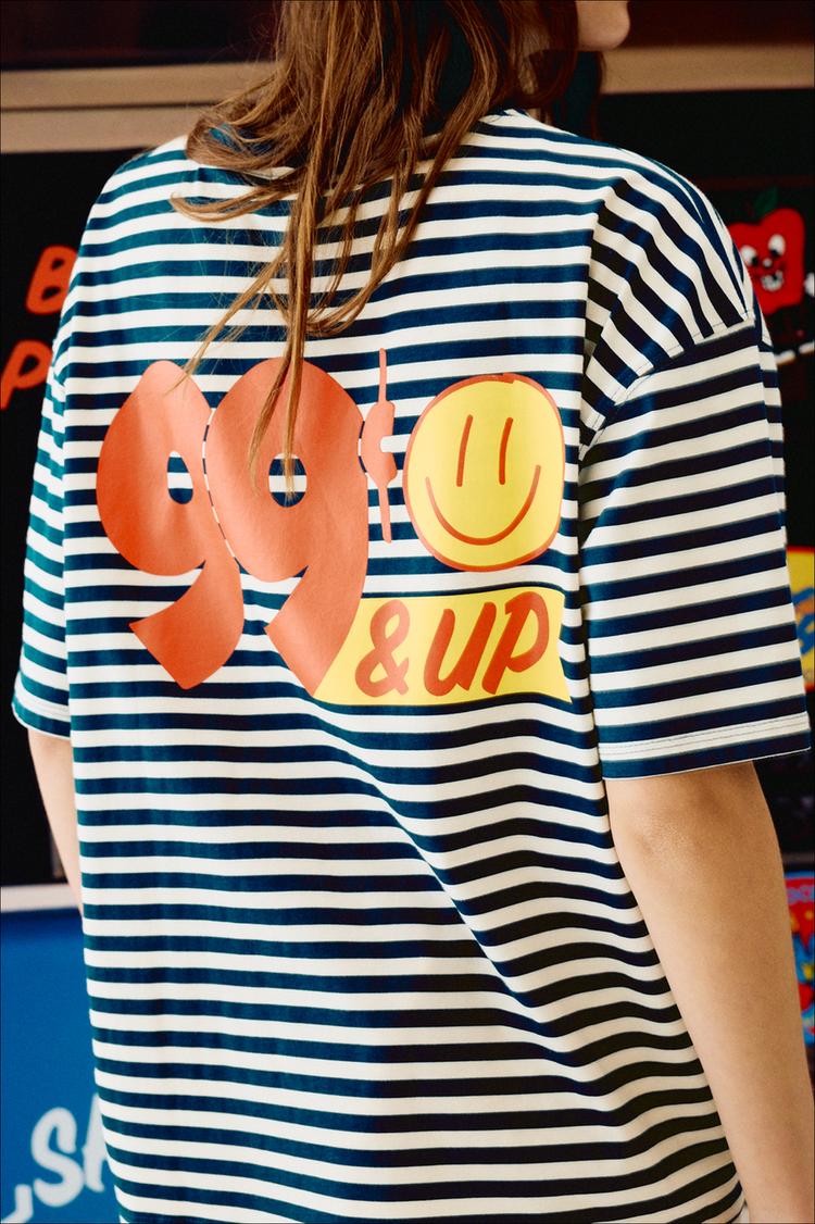 

Полосатая футболка с надписью «Deli & Bakery» Pull And Bear, мультиколор