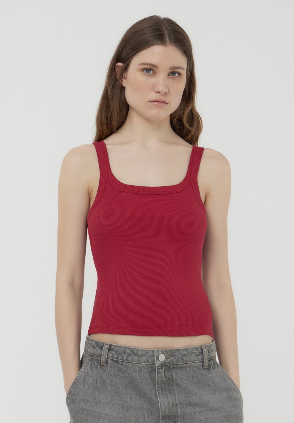 

Топ SLEEVELESS WITH A WIDE NECKLINE IN SOLID Terranova, темно-красный