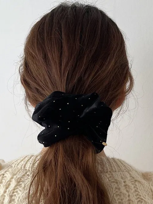 Резинка для волос бархатная Cameo Gold Dot Velvet Volume Scrunchie, чёрная, OAR