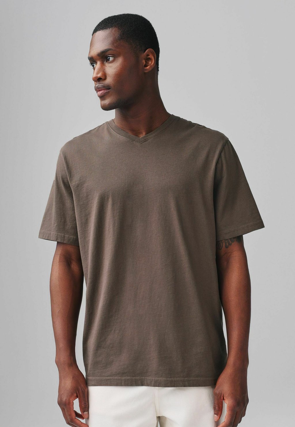 

Базовая футболка V-NECK Next, коричневый